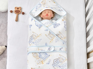 How to Swaddle a Newborn in the Right Way – And What Baby Clothes Make It Easier