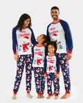 Pijamas familiares a juego con estampado de letras y muñeco de nieve navideño, mangas raglán y calcetines navideños en bloques de color.