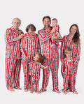 Pijama familiar navideño a juego con estampado de árboles y rayas de manga larga con calcetines navideños rojos