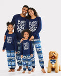 Pijama navideño con renos y letras a juego para toda la familia, en azul oscuro.
