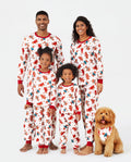 Pijama familiar navideño a juego con estampado de hombrecito de jengibre y calcetines navideños blancos