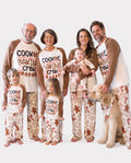 Pijama familiar navideño a juego con letras y hombrecito de jengibre, de manga larga, con calcetines navideños en color caqui.
