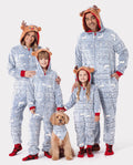 Pijama familiar a juego con mono navideño, estampado de renos que brilla en la oscuridad y calcetines navideños en blanco y gris.