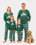 Conjunto de pijama familiar navideño con renos que brillan en la oscuridad, pantalones con estampado completo y calcetines navideños de color verde negruzco.