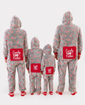 Pijamas de una pieza a juego con trajes navideños, estampado de bastón de caramelo (brillan en la oscuridad) y calcetines navideños negros.