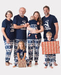 Pijamas familiares a juego con estampado navideño de renos que brillan en la oscuridad y calcetines navideños en azul oscuro