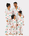 Conjunto de pijama de manga larga con estampado navideño familiar, colorido y festivo, con calcetines navideños blancos