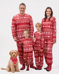 Pijamas familiares a juego con estampado navideño tradicional y calcetines navideños rojos
