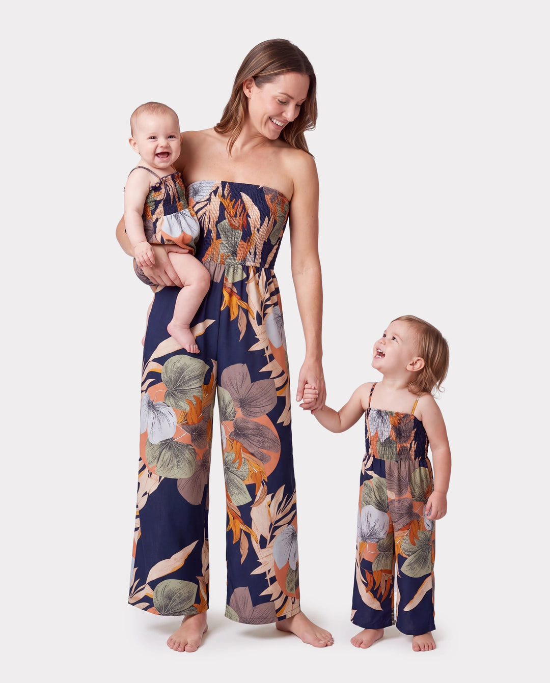 Familienpassende Jumpsuits mit tropischem Blumendruck und gesmoktem Oberteil und breitem Bein für Mama und mich tiefblau