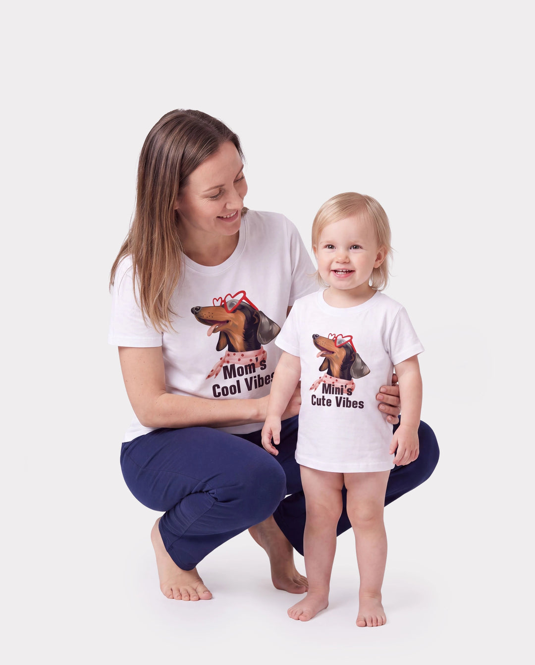 Mommy-and-Me Dackel-Graphic-T-Shirts – „Mom’s Cool Vibes“ Matching Baumwoll-T-Shirt mit Hunde-Print in Weiß.
