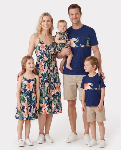 Conjuntos familiares a juego: camisetas de manga corta con paneles florales o vestidos midi con cuello en V y tirantes finos con estampado floral completo y broche oculto en azul real.