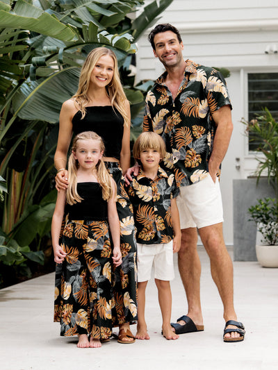 Familiäres Set aus passendem Strandkleid mit Blumendruck Kurzärmeliges Hemd oder Hemdchen und Hosen mit weitem Bein für den Sommerurlaub Familienlooks Schwarz+Weiß