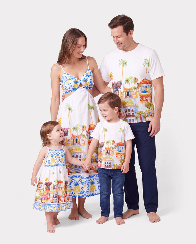 Ensemble de vacances assorti pour la famille T-shirt à manches courtes imprimé tropical ananas et cocotier ou robe à bretelles ajourée pour les vacances d'été blanche