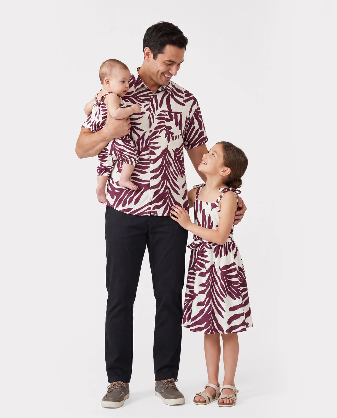 Conjuntos de Papá e Hija Camisas con Estampado de Hojas Rojas y Vestido con Cinturón de Tirantes para Hawái/Crucero/Resort/Ropa Casual Blanco