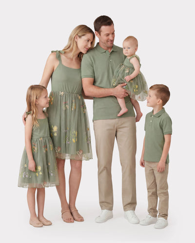 Conjunto familiar a juego Camisa de manga corta con cuello polo o vestido de malla con tirantes en V Verde