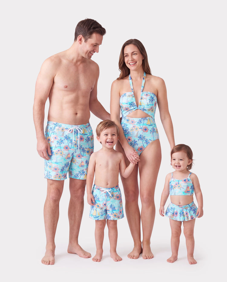 Familien-Matching-Badebekleidung mit tropischem Print – einteiliger Badeanzug mit Bindung vorne und Cut-out für Mama, zweiteiliger Badeanzug für Mädchen sowie Badehosen-Set für Papa & Sohn für den Sommerstrandurlaub in Hellblau