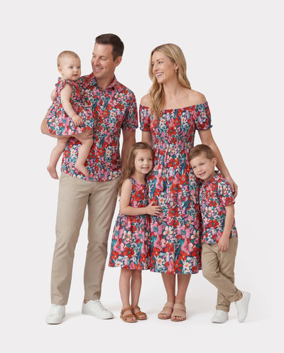 Ensemble familial assorti avec chemise à manches courtes à imprimé floral ou robe smockée à épaules dénudées, bleu foncé