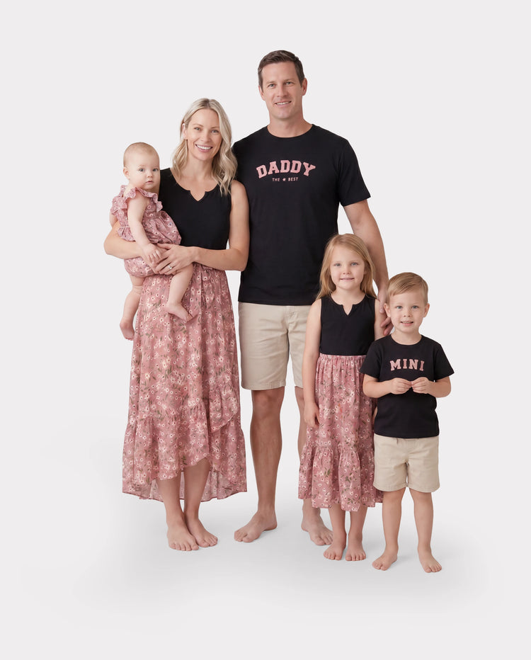 Lustiges Familien-Matching-Baumwoll-T-Shirt- & Kleid-Set Daddy / Mini Print Black Tee für Papa und Jungen, Floral Print Splicing Kleid für Mama, Mädchen und Baby, Perfekt für Sommer-Familienausflüge Schwarz