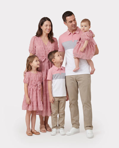 Ensemble familial assorti rose uni à col polo et manches courtes ou robe ceinturée à manches volantées rose