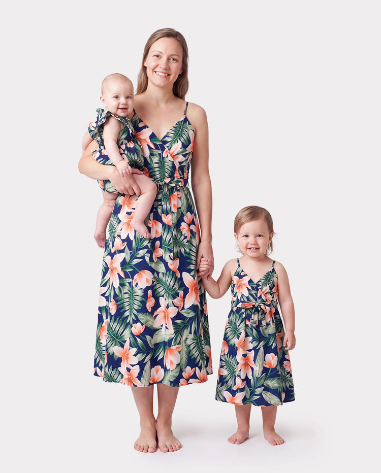 Mama und Ich Familien-Matching-Sets mit Blumenmuster-Panel Kurzarm-T-Shirts oder durchgehend geblümte V-Ausschnitt Spaghetti-Träger Midi-Kleider mit verdecktem Druckknopf royalblau