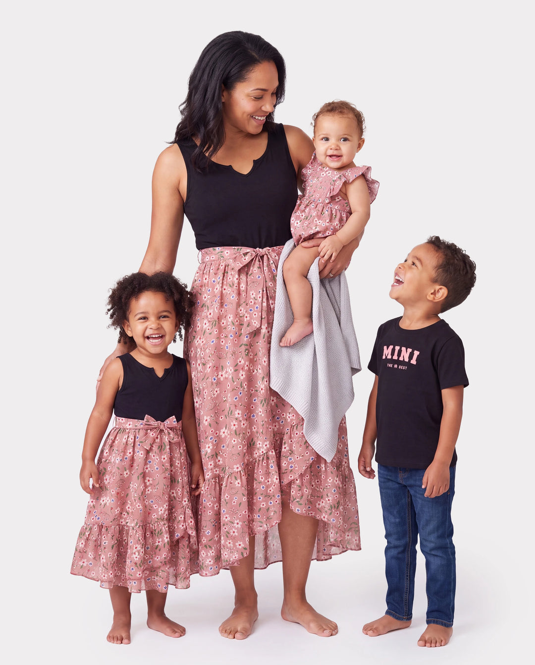 Conjunto de Camiseta de Algodón y Vestido para Mamá y Yo Camiseta Negra con Estampado Daddy / Mini para Papá y Niño, Vestido con Estampado Floral para Mamá, Niña y Bebé, Perfecto para Salidas Familiares de Verano Negro