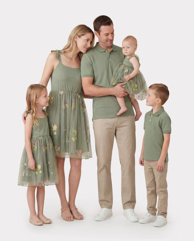Conjunto familiar a juego Camisa de manga corta con cuello polo o vestido de malla con tirantes en V Verde
