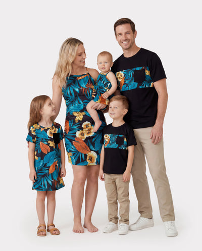 Conjuntos familiares de camiseta con paneles florales y vestido con tirantes laterales y cordón fruncido con estampado floral, color negro