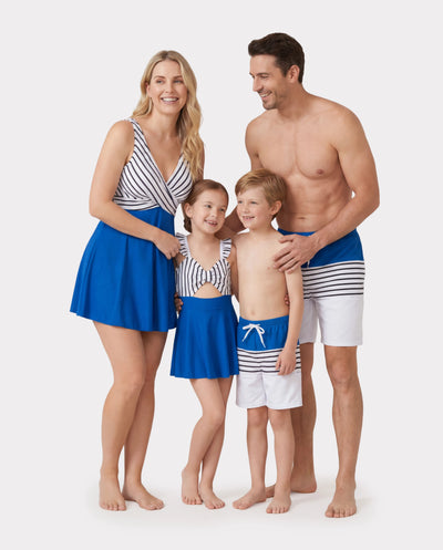 Traje de baño familiar a juego con bloques de color, bañador con cordón ajustable o tankini azul a rayas con frente cruzado, espalda anudada y tirantes finos. Bloque de color