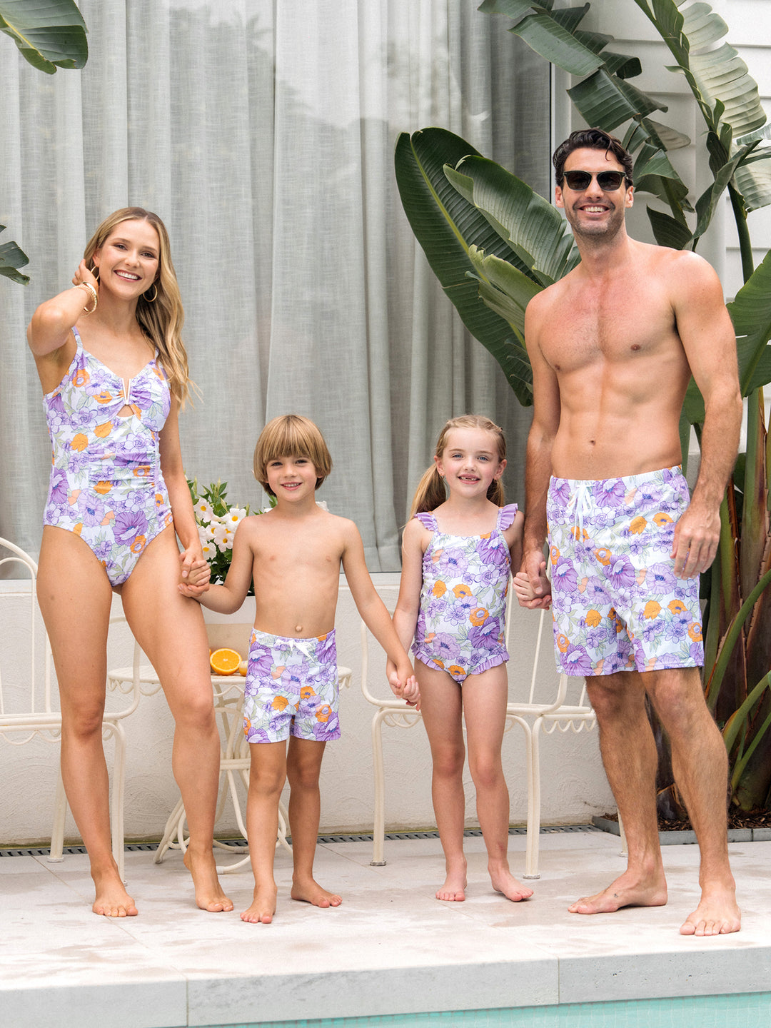 Familien-Matching Badebekleidung mit Blumenprint – Rüschen-Einteiler und Badeshorts-Set in Lila
