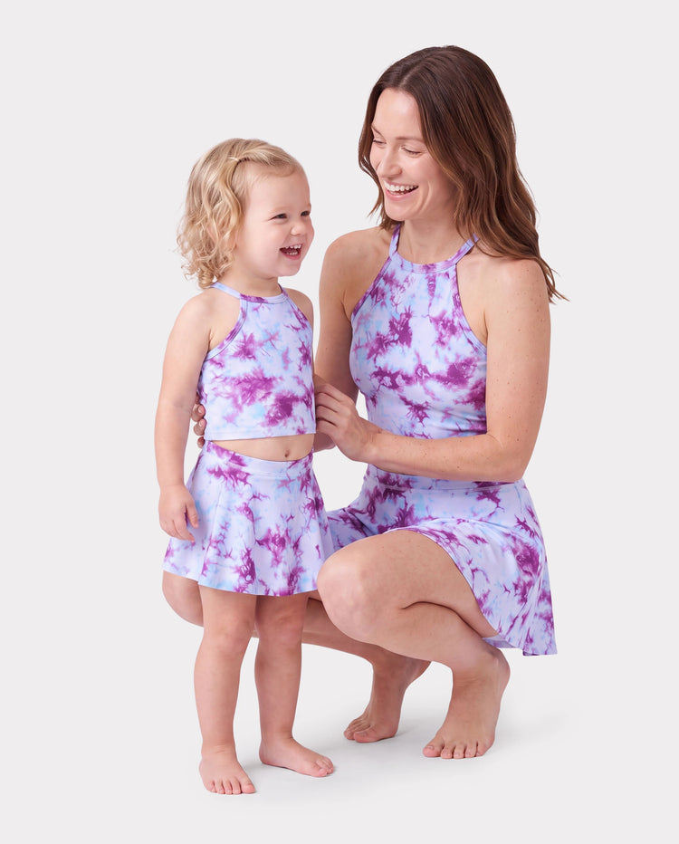 Ensemble jupe tie-dye assorti maman et moi haut court halter et jupe fluide, looks jumeaux d'été mignons pour vacances et photos Violet