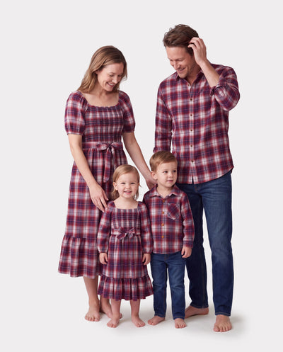 Tenues familiales assorties à carreaux de Noël : chemises à manches longues papa/fils ou robes mère/fille rouges