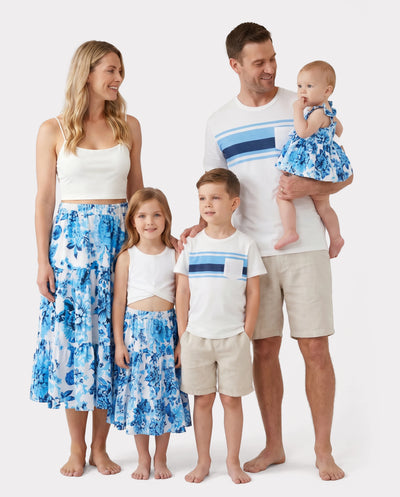 Passende Outfits für die Familie Weißes Oberteil mit Leibchen und blauer Rock mit Blumenprint oder kurzärmeliges T-Shirt mit Colorblock blau