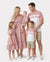 Ensemble familial assorti en coton bleu colorblock ou robe à manches bouffantes et smocks à imprimé floral
 Rose