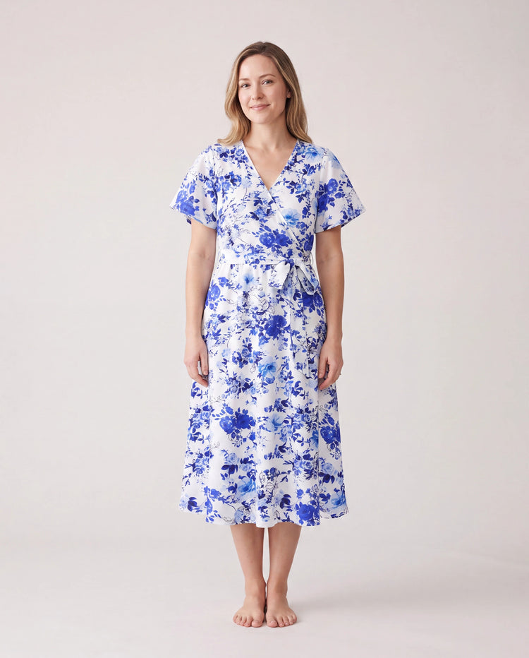 Elegante traje familiar floral de grosor medio, manga corta y corte regular en azul.