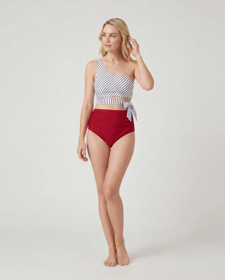Passende Badeanzüge für die Familie Rot gestreifter One-Shoulder-Bikini oder Badehose mit Colorblock Passende Strandoutfits für Sommer, Kreuzfahrt, Urlaub rot