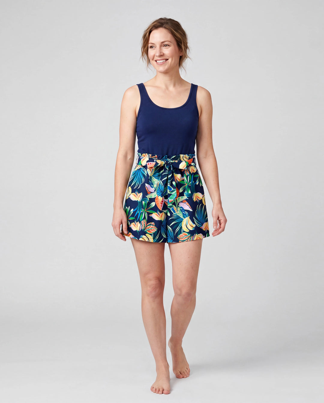 Mommy-and-Me ärmelloses Romper-Set mit tropischem Blattprint und Shorts mit Gürtel – Matching-Set in Dunkelblau.
