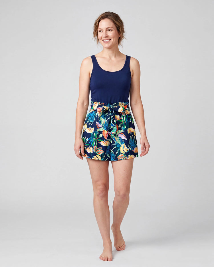 Mommy-and-Me ärmelloses Romper-Set mit tropischem Blattprint und Shorts mit Gürtel – Matching-Set in Dunkelblau.
