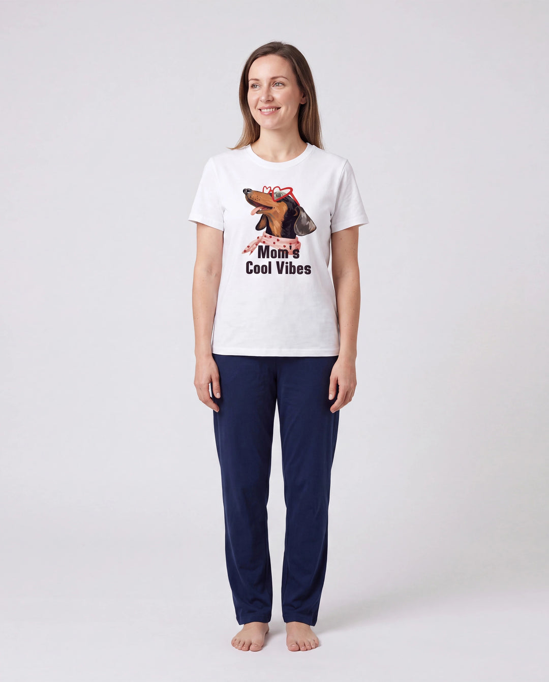 Mommy-and-Me Dackel-Graphic-T-Shirts – „Mom’s Cool Vibes“ Matching Baumwoll-T-Shirt mit Hunde-Print in Weiß.
