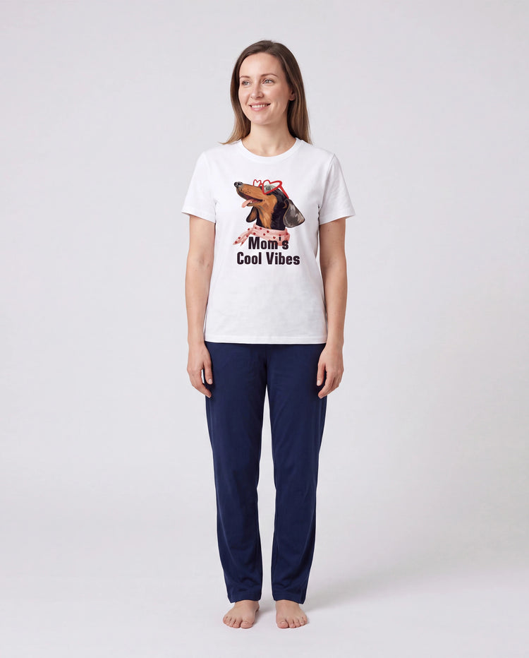 Mommy-and-Me Dackel-Graphic-T-Shirts – „Mom’s Cool Vibes“ Matching Baumwoll-T-Shirt mit Hunde-Print in Weiß.
