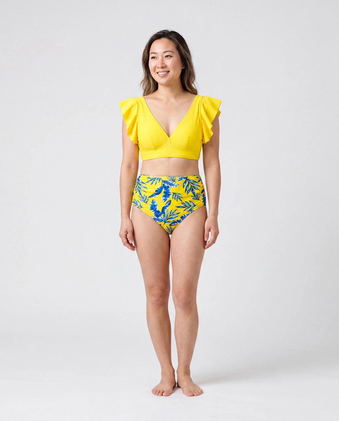 Familientaugliche Badehose mit gelbem Blattprint oder Bikini mit gerüschten Flatterärmeln und optionalem Badeüberwurf gelb