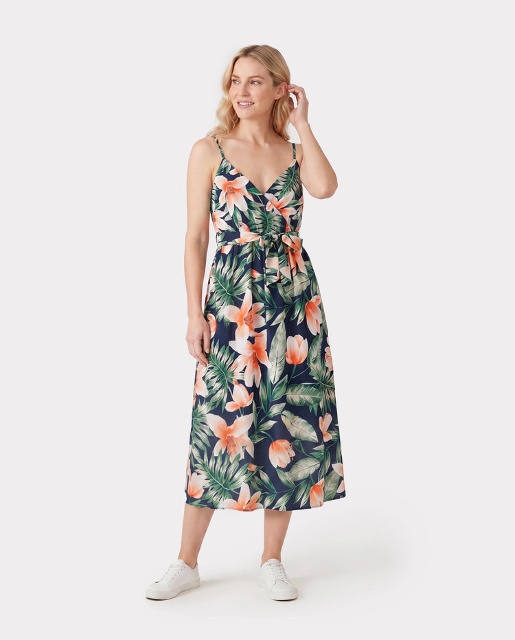 Conjuntos familiares a juego: camisetas de manga corta con paneles florales o vestidos midi con cuello en V y tirantes finos con estampado floral completo y broche oculto en azul real.