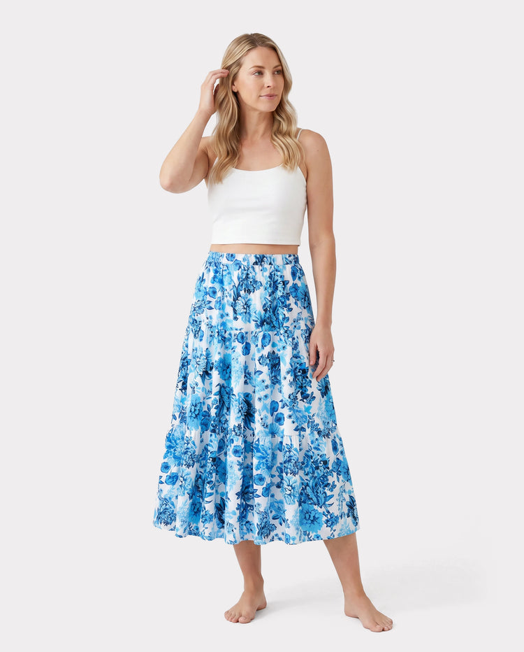 Passende Outfits für die Familie Weißes Oberteil mit Leibchen und blauer Rock mit Blumenprint oder kurzärmeliges T-Shirt mit Colorblock blau