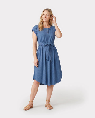 Conjunto familiar informal suave con vestidos por debajo de la rodilla, botones delanteros y diseño con cinturón azul