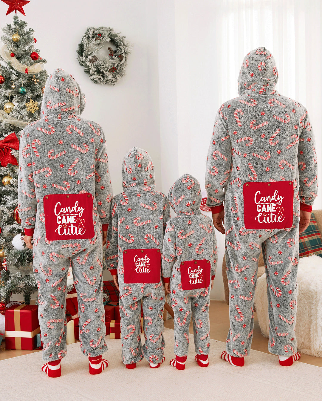 Pijamas de una pieza a juego con trajes navideños, estampado de bastón de caramelo (brillan en la oscuridad) y calcetines navideños negros.