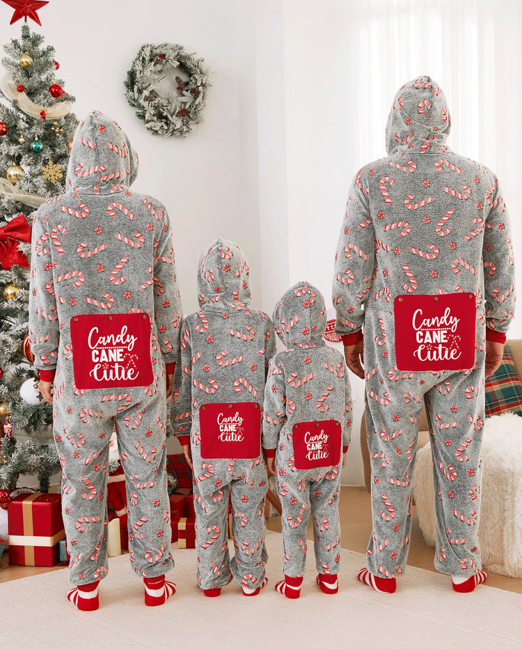 Pijamas de una pieza a juego con trajes navideños, estampado de bastón de caramelo (brillan en la oscuridad) y calcetines navideños negros.
