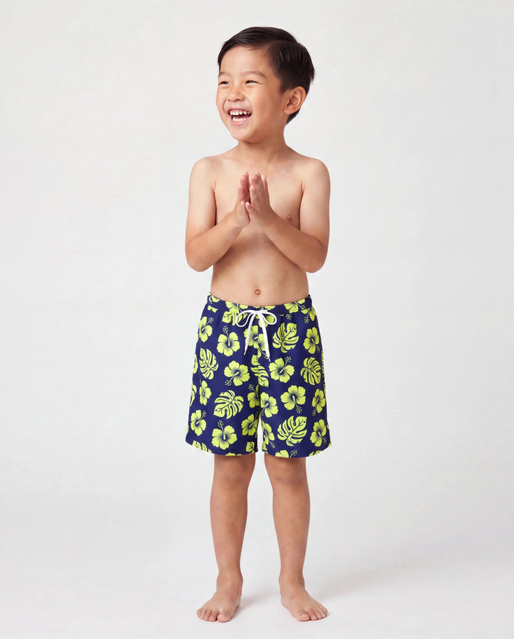 Conjunto de bañador corto para niño pequeño con estampado floral tropical en azul profundo