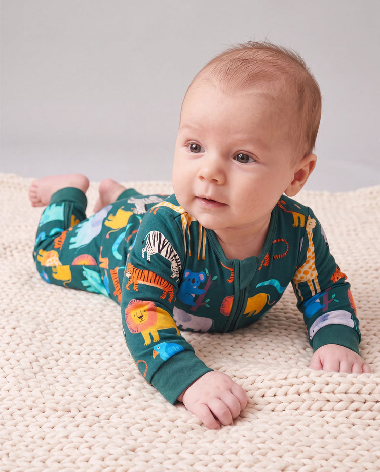 Pijama sin pies ajustado con cremallera y mezcla de dibujos animados neutral de bambú para bebé Verde oscuro
