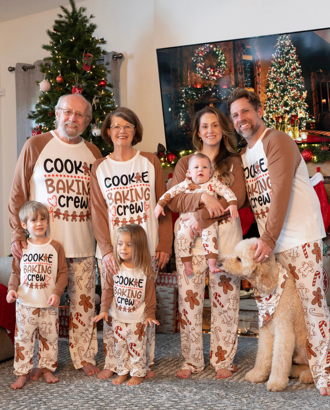 Pijama familiar navideño a juego con letras y hombrecito de jengibre, de manga larga, con calcetines navideños en color caqui.