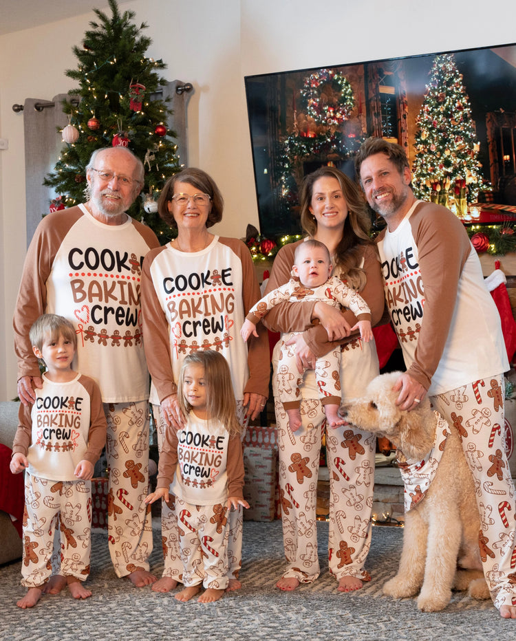 Pijama familiar navideño a juego con letras y hombrecito de jengibre, de manga larga, con calcetines navideños en color caqui.