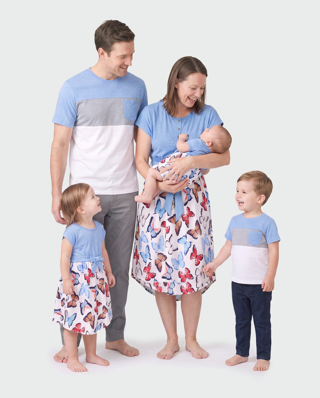 Ensembles assortis famille – T-shirt casual tout doux à papillons et robes sous le genou ceinturées, couleur bleu/bleu clair